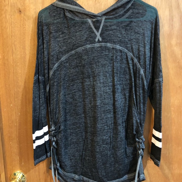 Shirts/ Blouses - Picture 2 of 7